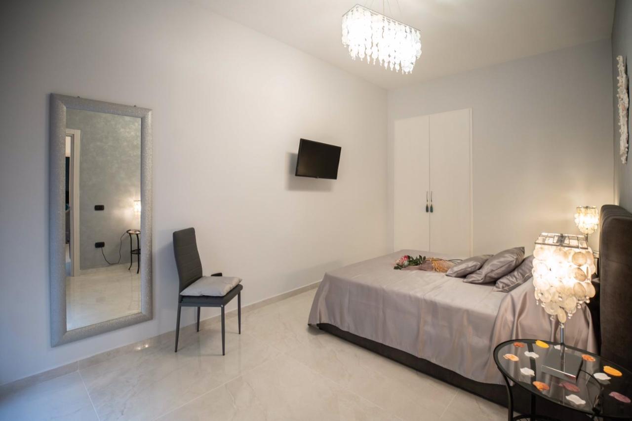 New In!Amalie At Santa Lucia Apartment Naples Luaran gambar
