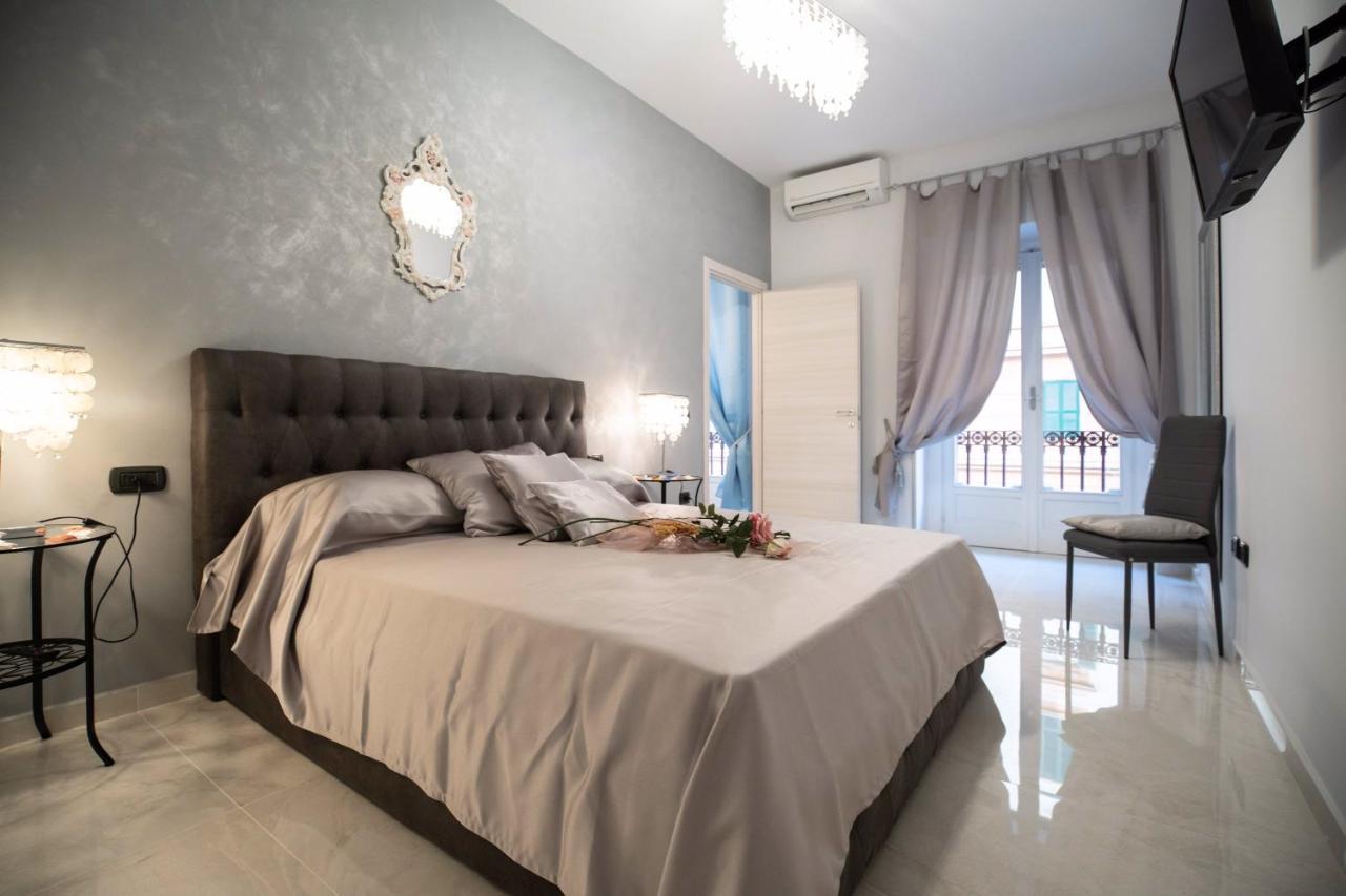 New In!Amalie At Santa Lucia Apartment Naples Luaran gambar