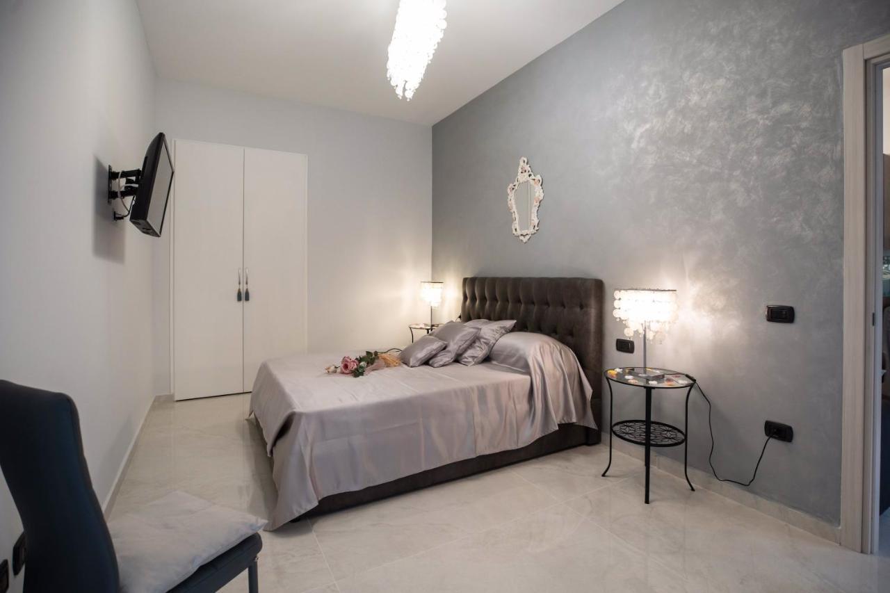 New In!Amalie At Santa Lucia Apartment Naples Luaran gambar