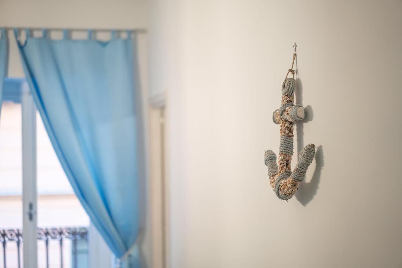 New In!Amalie At Santa Lucia Apartment Naples Luaran gambar